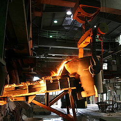 Foto: Aurubis: Eine große Maschine giesst flüssige und heisse Masse in eine Form