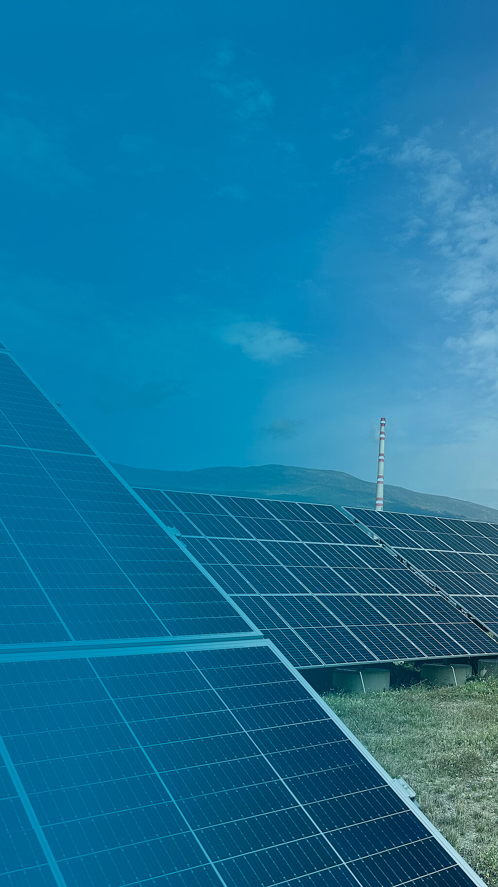 Foto: Aurubis: Solarpanelen auf einer Flaeche im Gruenen