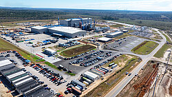 Foto: Aurubis: Ansicht von oben eines Feldes, auf dem Bauarbeiten stattfinden