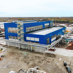 Foto: Aurubis: Eine grosse Anlage mit blauer Fassade, Aufnahme von oben