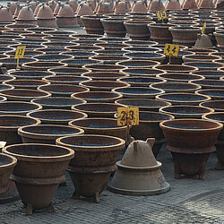 Foto: Aurubis: Ein grosser Topf gefüllt mit erhitzter Masse wird ausgegossen